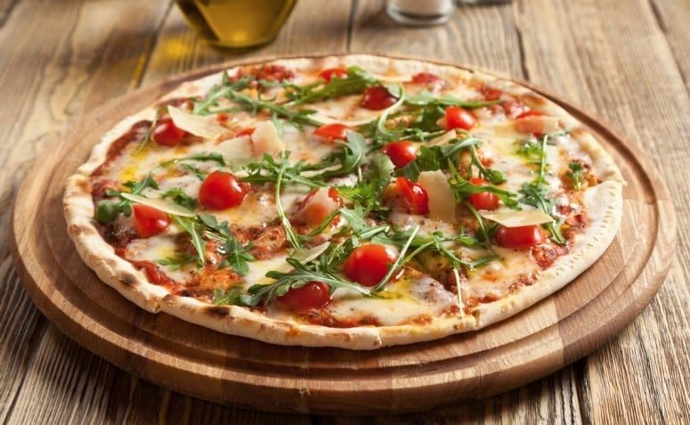 7 receitas de pizza caprese para se sentir passeando na Itália