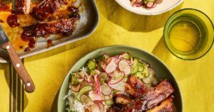 Costelas coreanas no estilo churrasco e salada de rabanete