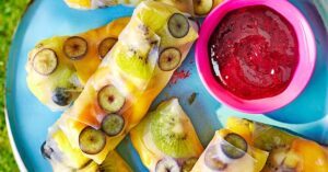 Rolls de papel de arroz de frutas com receita de mergulho coulis