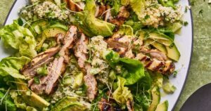 Salada de quinoa de frango e abacate com deusa verde molho de leitelho