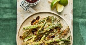 Tempura de aspargos com molho de óleo de pimenta crocante