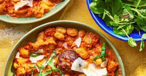Almôndegas de erva -doce de salsicha com feijão de manteiga de tomate cremoso