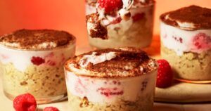 Aveia durante a noite no estilo Tiramisu com framboesas