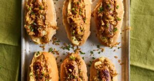 Cachorro-quente de cebola com dijonnaisais com dijonnaisais com dijonna