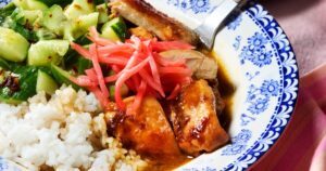 Coco e frango refogado de soja com arroz de sushi, pepino e gengibre em conserva