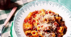 Cogumelo de porcini, massas de tomate e alecrim