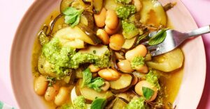 Courgettes e feijões de manteiga refogados com receita de pesto