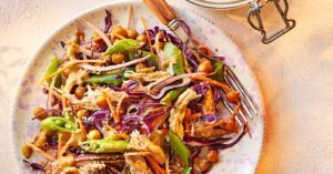 Receita de salada Bang Bang Chicken & Chickpea Shake-Up