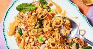 Salada de arroz de curry crocante com ervas