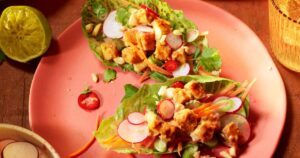 Tofu Alface Cups e Peanut Lime Dression