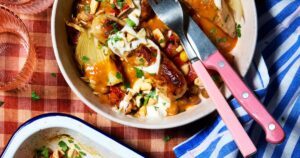 Traybake de salsicha de bravas com grão de bico, pimentão e amêndoas
