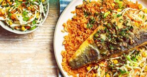Baixo marítimo crocante com manteiga marrom PILAF, Gremolata decadente e receita de salada