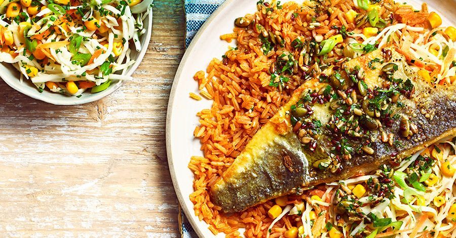 Baixo marítimo crocante com manteiga marrom PILAF, Gremolata decadente e receita de salada