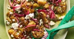 Batata esmagada, endro, feta e salada de cebola vermelha em conserva