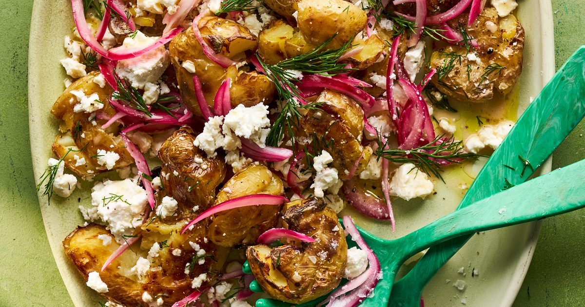 Batata esmagada, endro, feta e salada de cebola vermelha em conserva