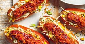 Cachorros -quentes com harissa cebola pegajosa e receita de salada