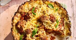 Ragu de tomate cereja e almôndega com uma crosta crocante de batata bebê