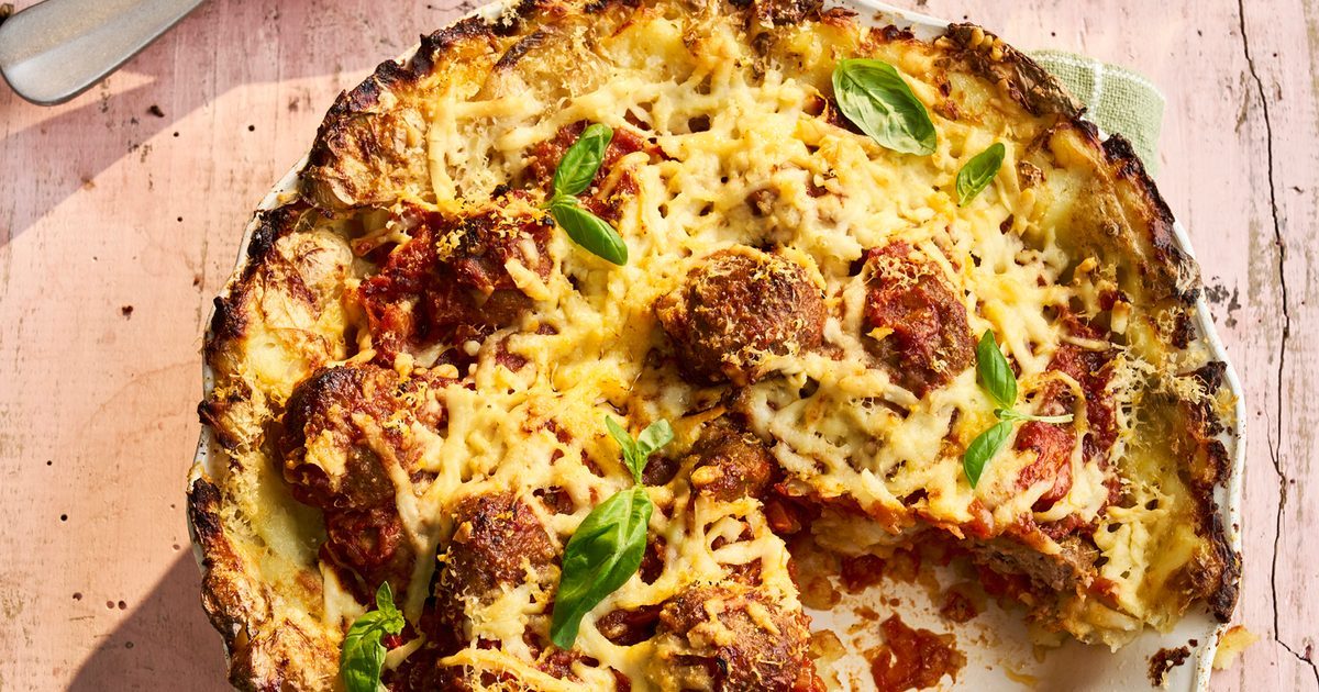 Ragu de tomate cereja e almôndega com uma crosta crocante de batata bebê