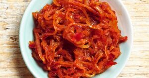 Receita de cebola pegajosa Harissa | Boa comida