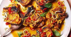 Receita de coxas de frango carbonizada com molho de peixe, limão e pimenta de molho de caramelo