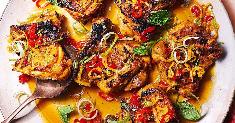 Receita de coxas de frango carbonizada com molho de peixe, limão e pimenta de molho de caramelo