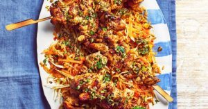 Salada de frango e arroz carbonizado