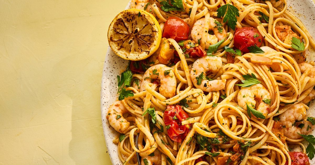 Compartilhando Linguine com Prawn Pil, os melhores tomates de cereja e limão carbonizado