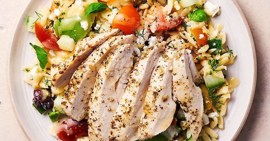 Frango marinado com receita de orzo, tomate e queda