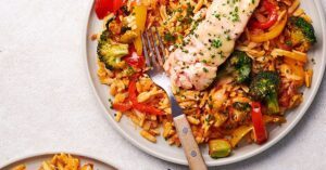 Limão orzo com truta, brócolis temperado e receita peperonata