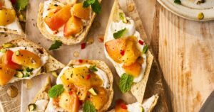 Tomilho e Peach Bruschetta com ricota e pistache