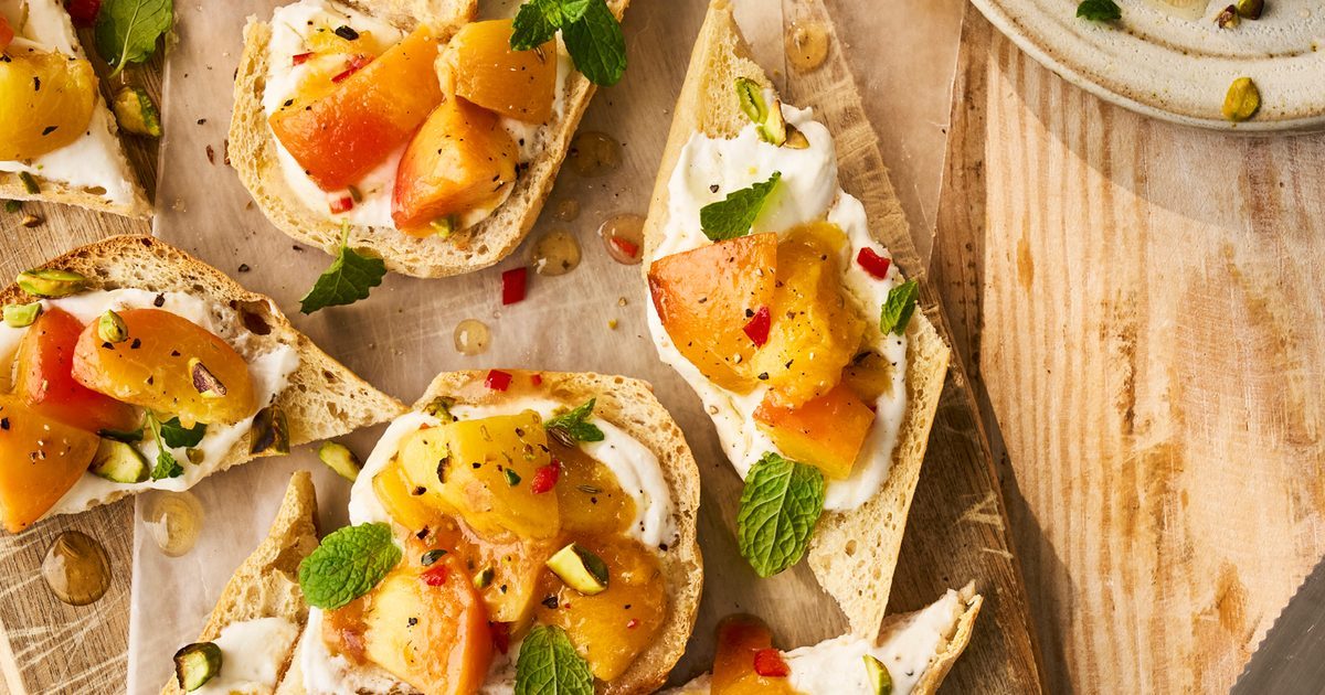 Tomilho e Peach Bruschetta com ricota e pistache