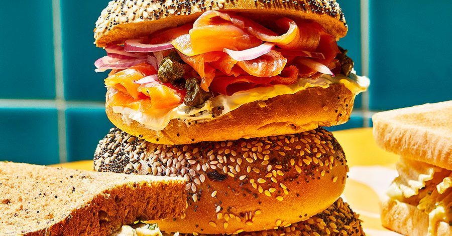 Trout e bagels de queijo macio com receita de alcaparras crocantes