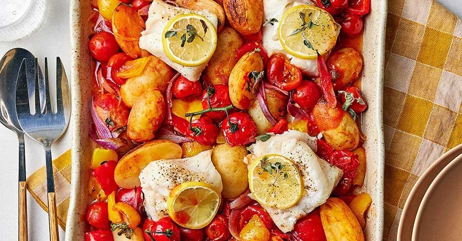 Bandeja de peixe com pimenta vermelha e tomate