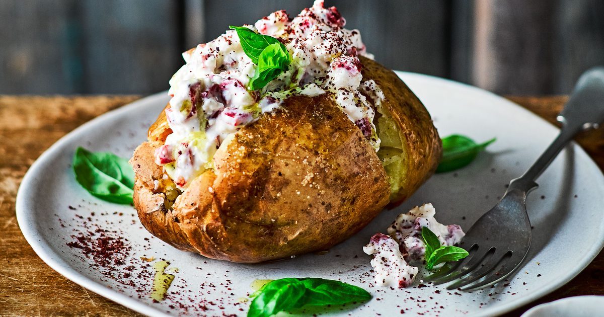 Como microondas uma batata assada