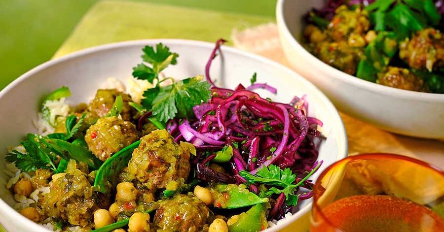 Curry de coco amarelo de almôndega e grão de bico com arroz e repolho roxo em conserva