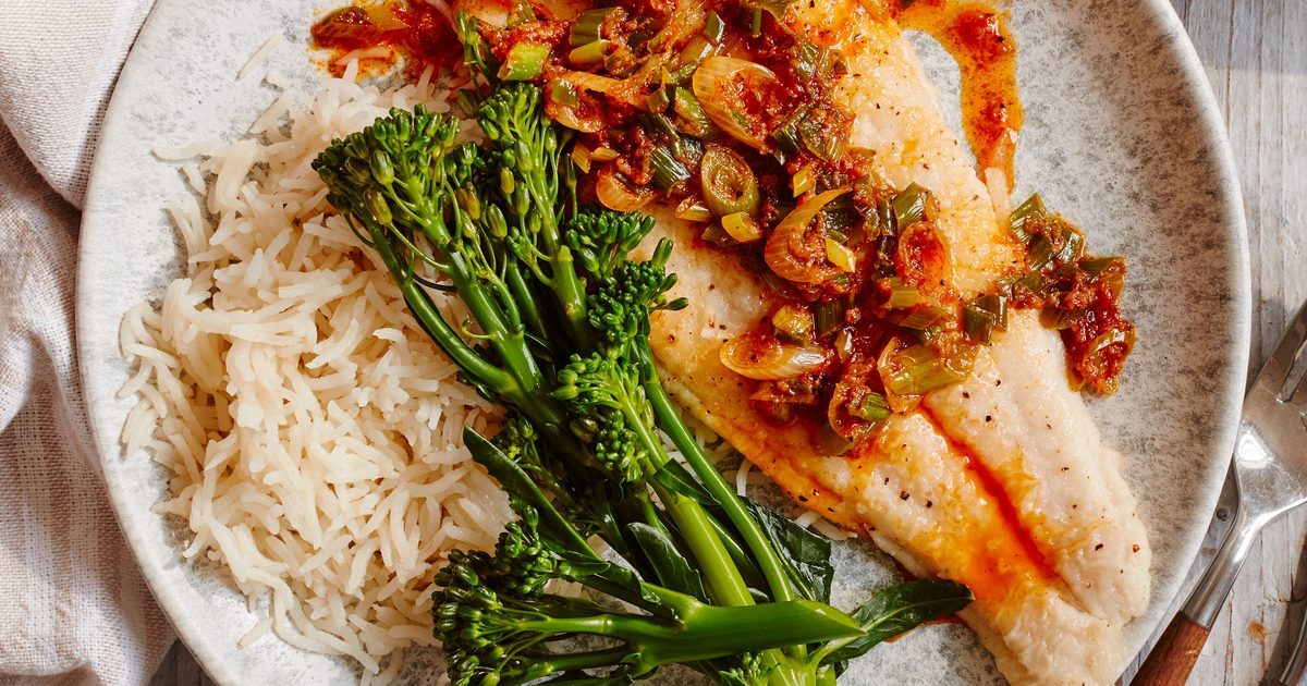 Filé de Basa com alho, cebola de primavera e manteiga de páprica