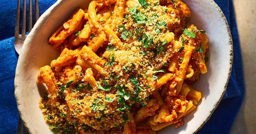 Macarrão de pesto vermelho anchova com migalhas de pão de alho crocantes