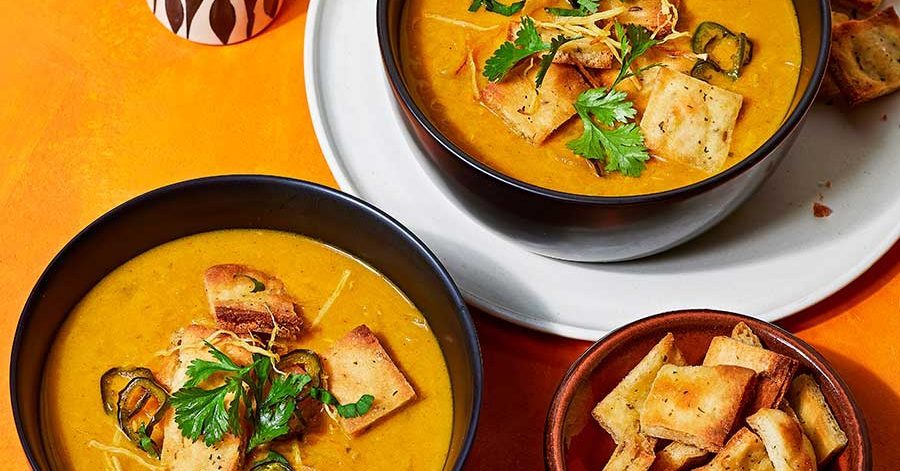 Sopa de lentilha de coco ao curry com receita de naan croutons