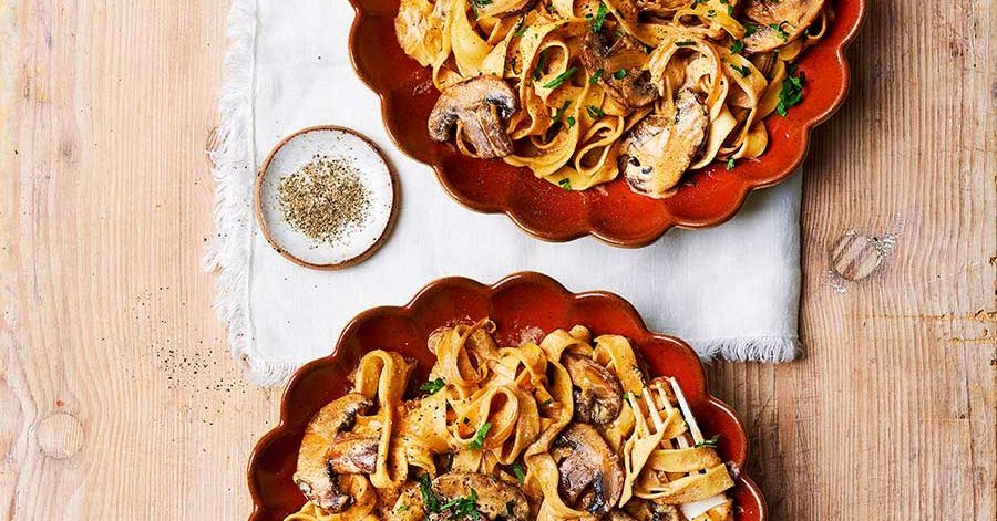 Strogonoff de cogumelos de uma panela com tagliatelle