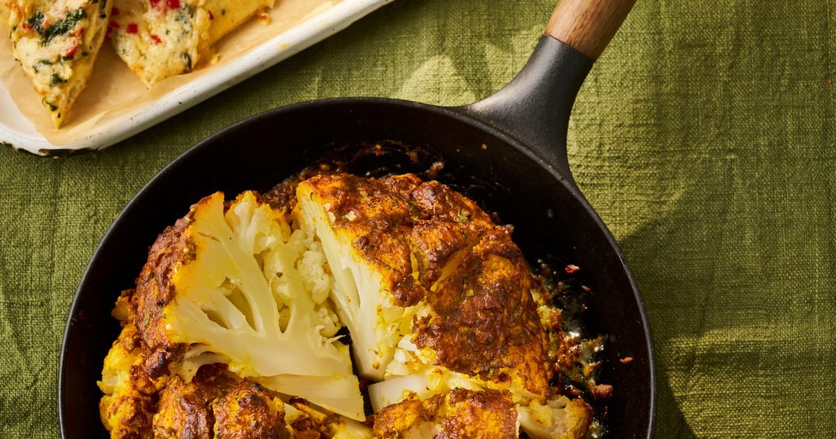 Tikka masala inteira com couve -flor com naans brega