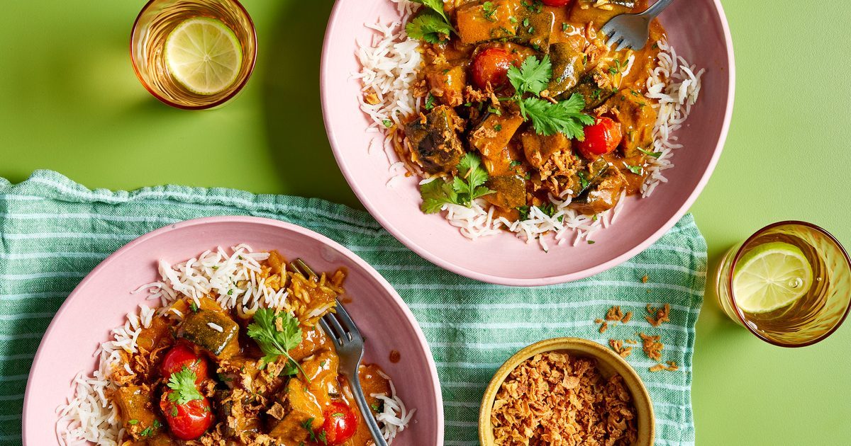 Curry de Berburga e Tomato Satay com cebolas crocantes