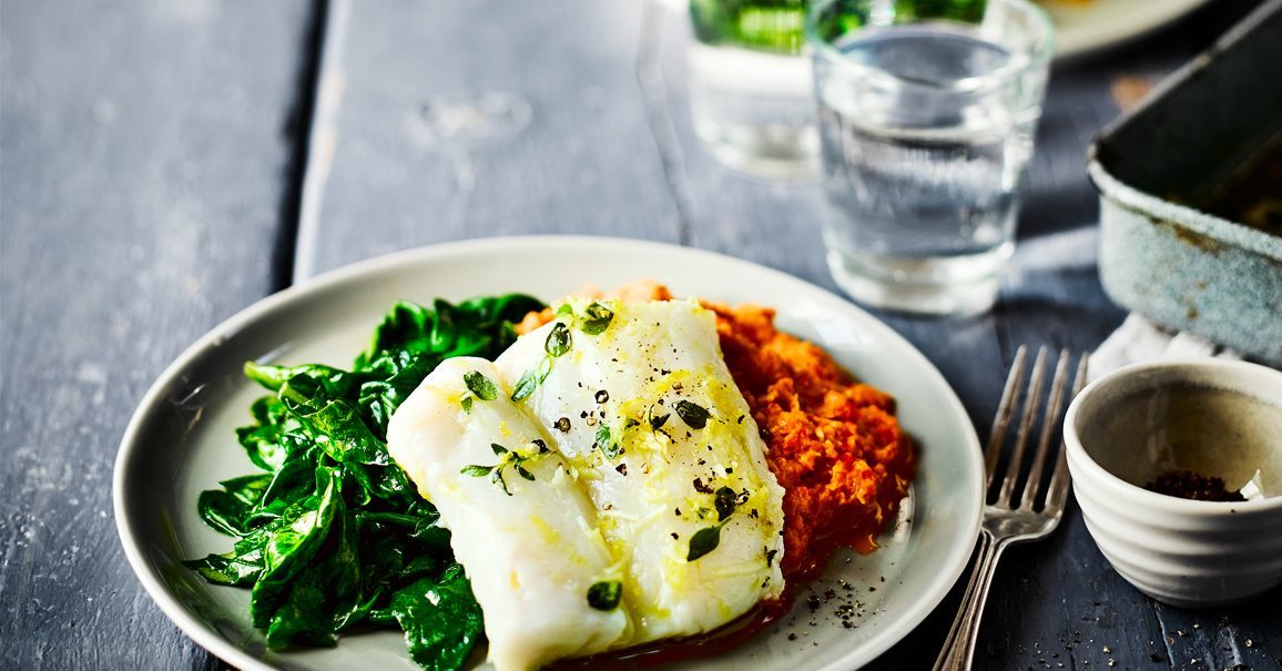 Herb & Garlic Baked Cod com molho romesco e espinafre | Plano de refeição KETO