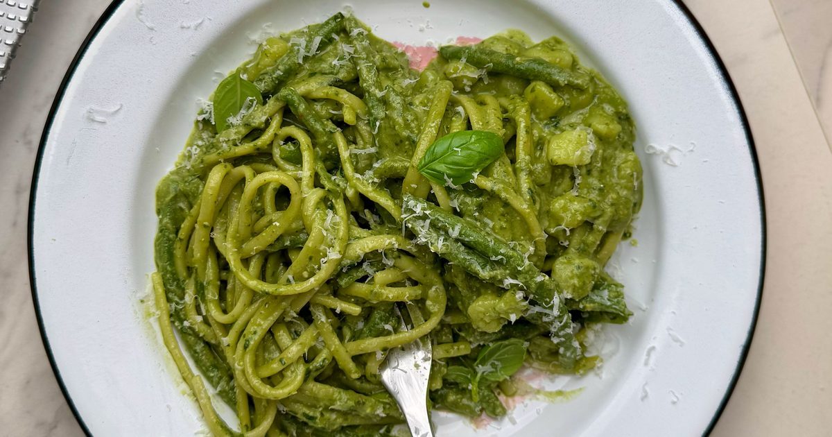 Linguine autêntica com receita de pesto de manjericão