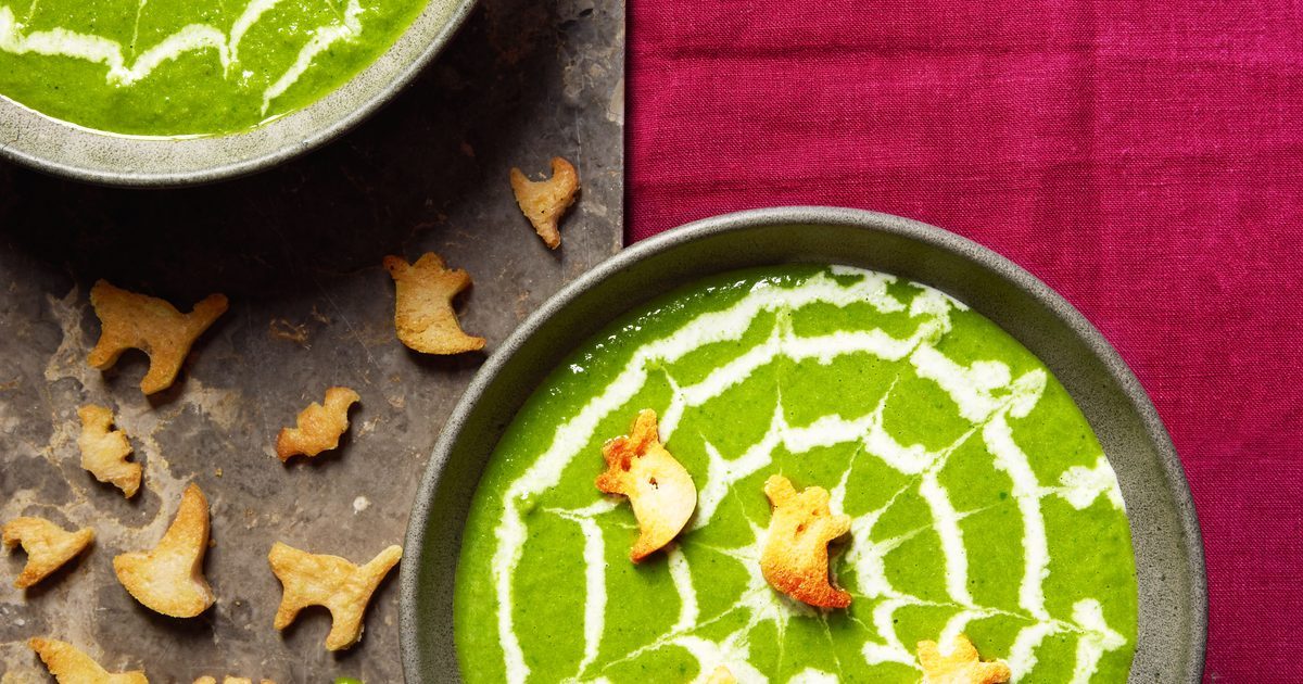 Sopa de Halloween com receita assustadora de croutons de alho