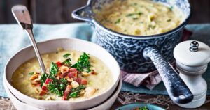 Esta receita de sopa de alho-poró e feijão manteiga fará da hora do almoço o ponto alto do seu dia