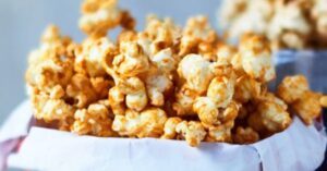 Pipoca glaceada com açúcar mascavo e canela