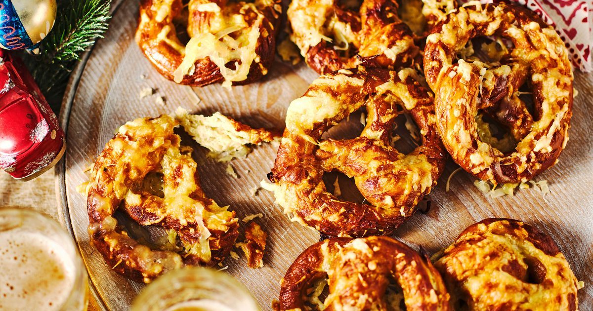 Pretzels de cebola gruyère e caramelizada