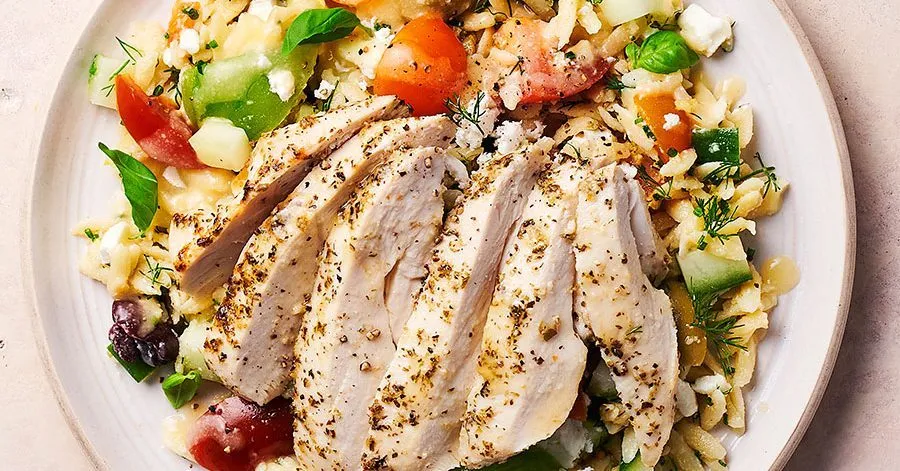 Frango marinado com receita de orzo, tomate e queda
