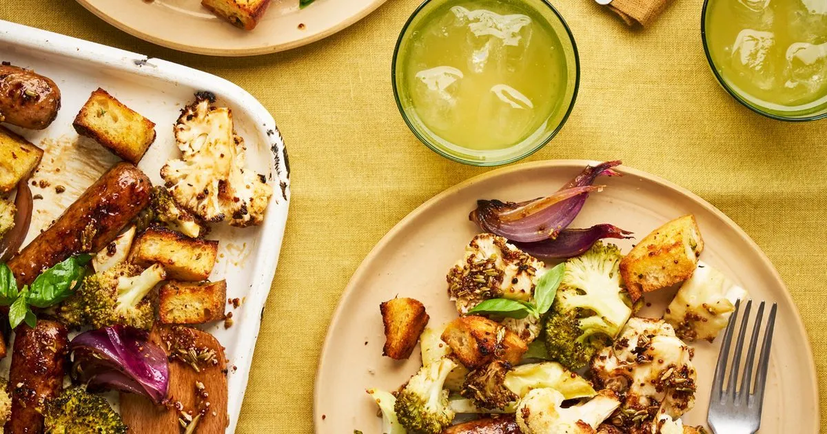 Bandeja de salsicha com croutons de manteiga de alho