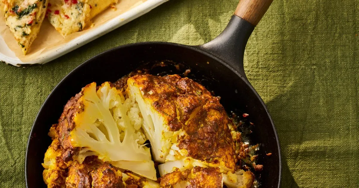 Tikka masala inteira com couve -flor com naans brega